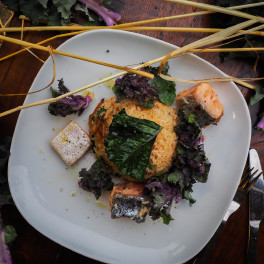 Oosters gekruid rijstpannetje met flower sprouts en zalm